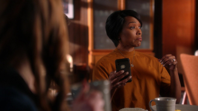 Apple iPhone Smartphone of Angela Bassett as Athena Carter Grant Nash in 9-1-1 S04E12 Treasure Hunt (2021)