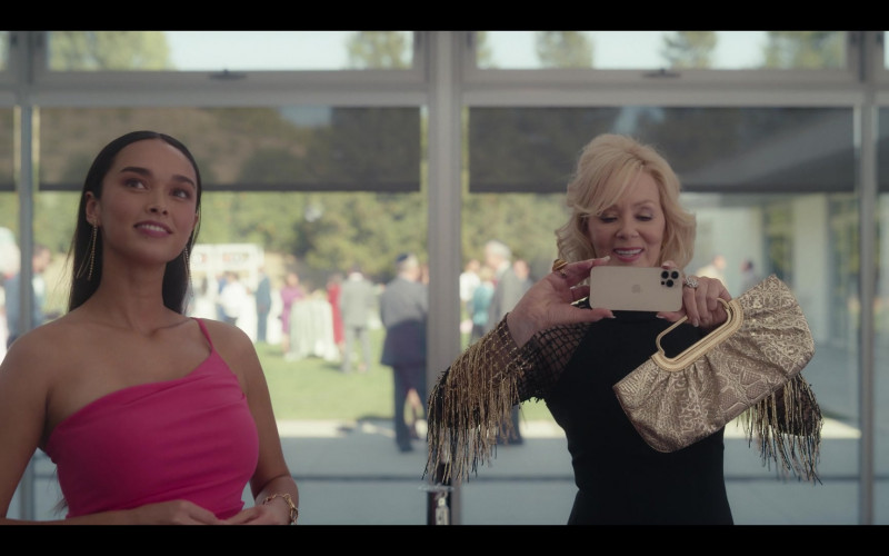 Apple iPhone Smartphone of Jean Smart as Deborah Vance in Hacks S01E04 D'Jewelry (2021)