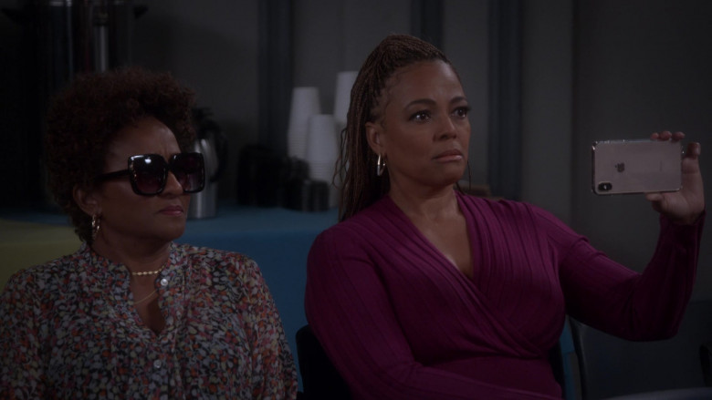 Apple iPhone Smartphone of Kim Fields as Regina in The Upshaws S01E08 Night Out (2021)