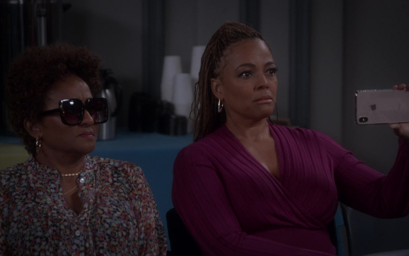 Apple iPhone Smartphone of Kim Fields as Regina in The Upshaws S01E08 Night Out (2021)