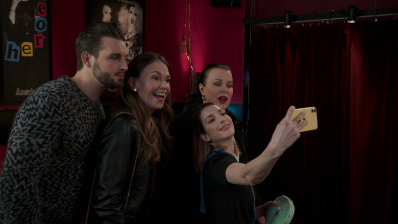 Apple iPhone Smartphone of Molly Bernard as Lauren Heller in Younger S07E10 Inku-baited (2021)