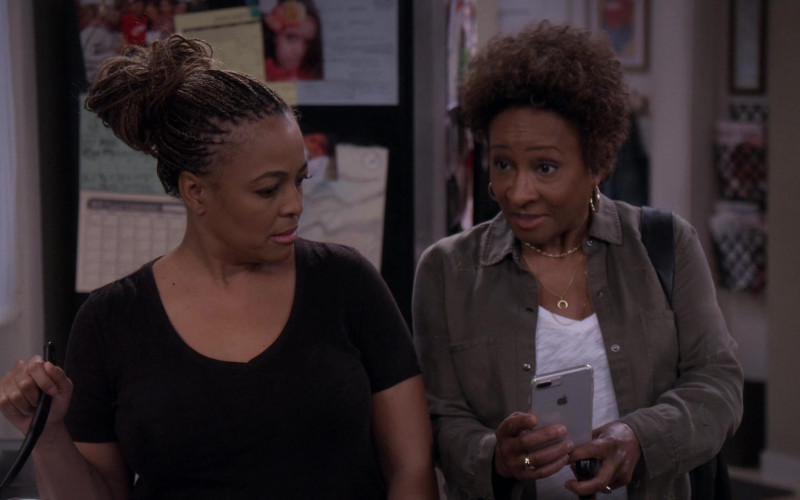 Apple iPhone Smartphone of Wanda Sykes as Lucretia in The Upshaws S01E10 (2)