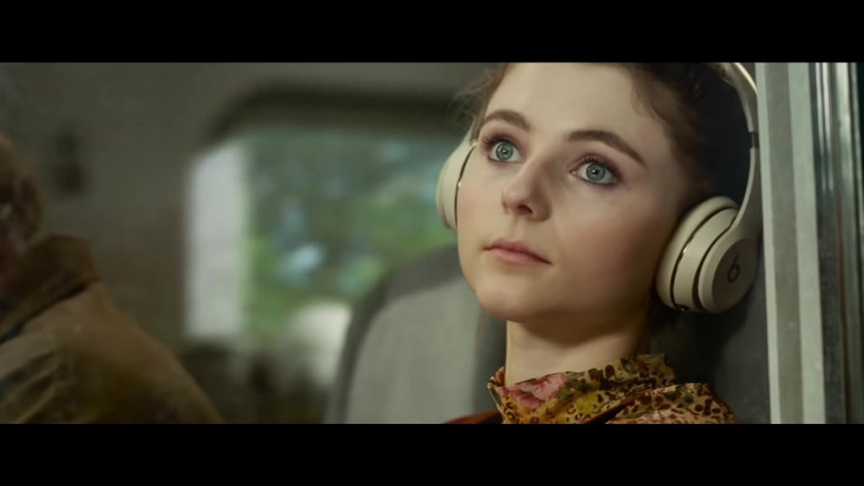 Beats Headphones of Thomasin McKenzie as Eloise in Last Night in Soho 2021 Movie (1)
