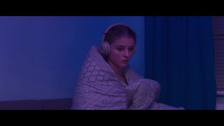Beats Headphones of Thomasin McKenzie as Eloise in Last Night in Soho 2021 Movie (2)