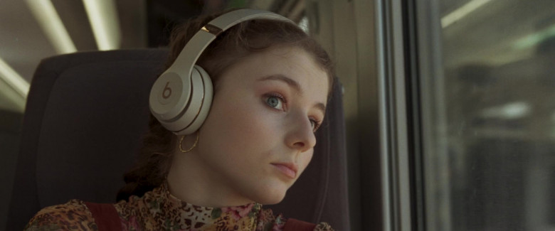 Beats Wireless Headphones of Thomasin McKenzie as Eloise in Last Night in Soho (2021)