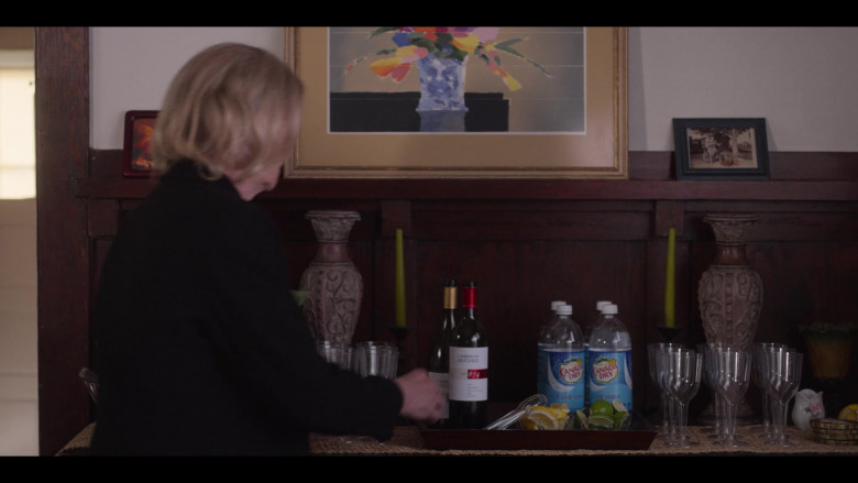 Cameron Hughes Wine and Canada Dry Club Soda in Special S02E04 TV Show (1)