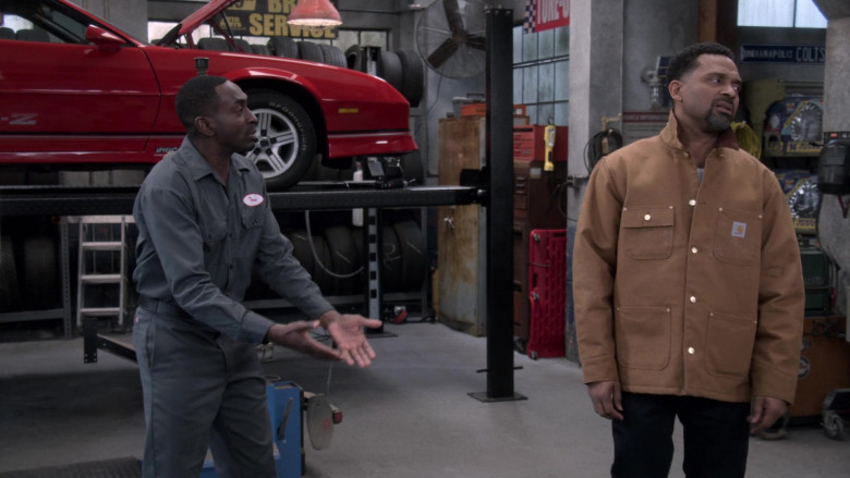 Carhartt Jacket of Mike Epps as Bennie Upshaw in The Upshaws S01E03 Joy Ride (2)