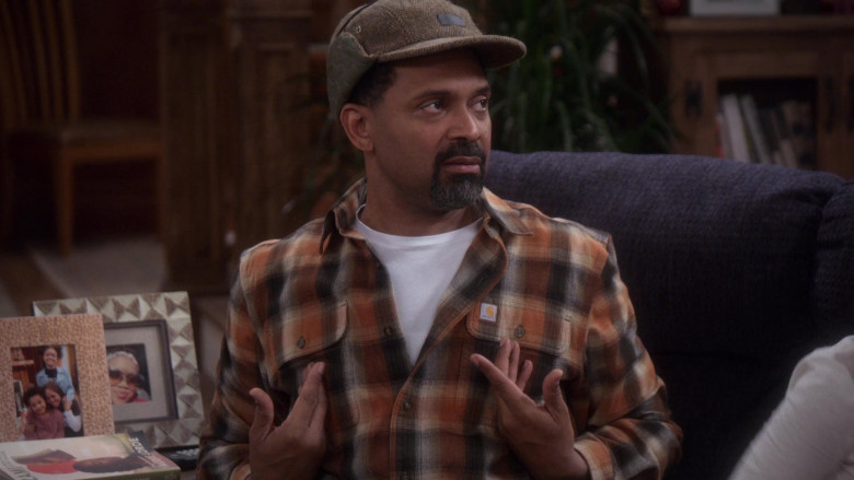 Carhartt Plaid Shirt of Mike Epps as Bennie in The Upshaws S01E10 The Backslide (2021)