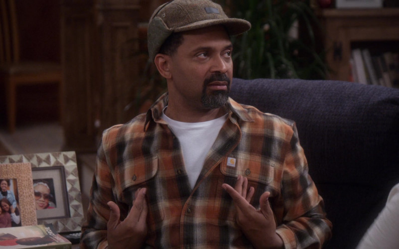 Carhartt Plaid Shirt of Mike Epps as Bennie in The Upshaws S01E10 The Backslide (2021)