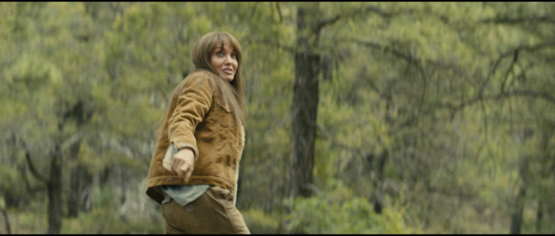 Carhartt Women's Pants of Angelina Jolie as Hannah Faber in Those Who Wish Me Dead (3)