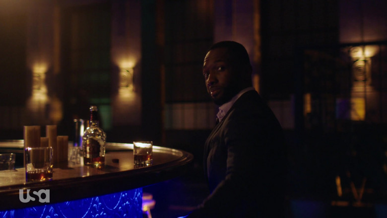 Chivas Regal 12 Year Blended Scotch Whiskey in Queen of the South S05E08 (2)