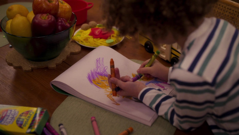 Crayola Crayons in Girls5eva S01E03 Alf Musik (2021)