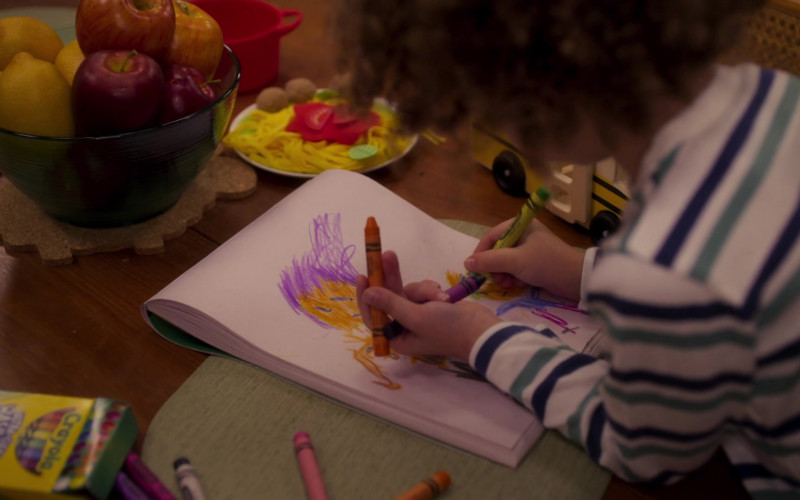 Crayola Crayons in Girls5eva S01E03 Alf Musik (2021)