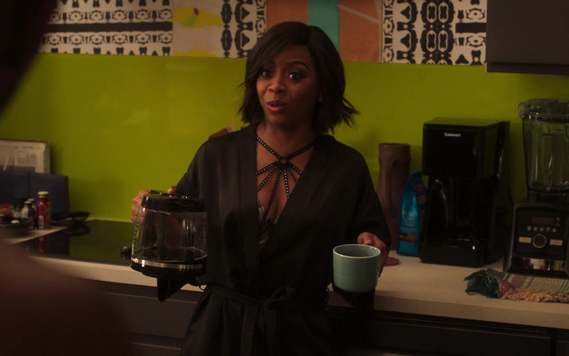 Cuisinart Coffee Maker in Run The World S01E02 Because… Ados (2021)
