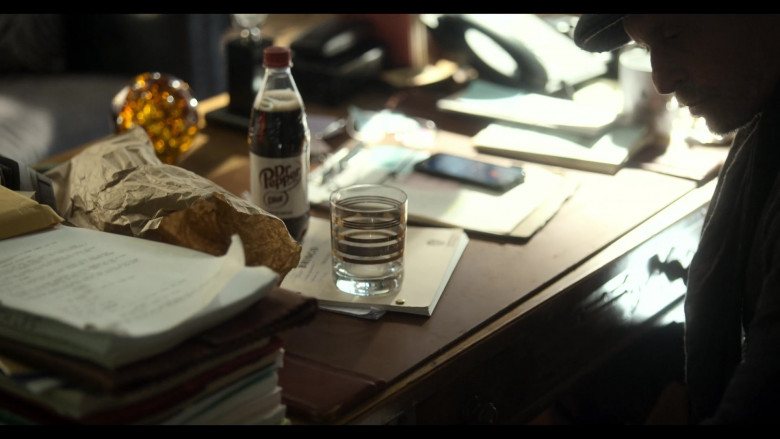 Diet Dr Pepper Soda of Michael Douglas as Sandy in The Kominsky Method S03E02 Chapter 18 (2)