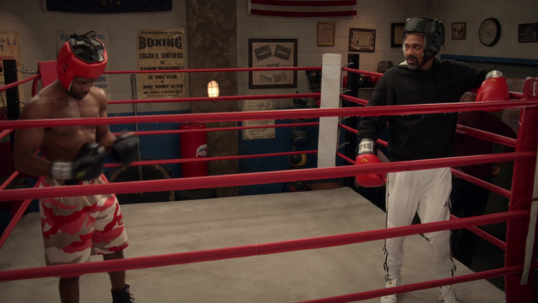 Everlast Boxing Gloves of Mike Epps as Bennie in The Upshaws S01E09 TV Show 2021 (1)
