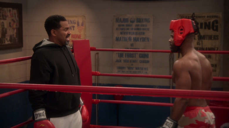 Everlast Boxing Gloves of Mike Epps as Bennie in The Upshaws S01E09 TV Show 2021 (2)