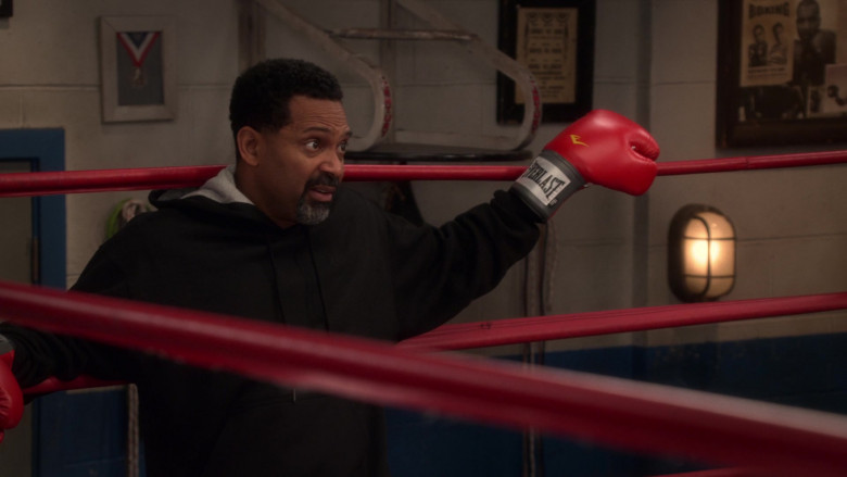 Everlast Boxing Gloves of Mike Epps as Bennie in The Upshaws S01E09 TV Show 2021 (3)
