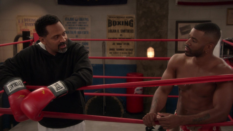 Everlast Boxing Gloves of Mike Epps as Bennie in The Upshaws S01E09 TV Show 2021 (4)