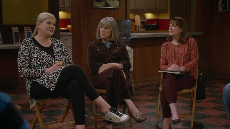Golden Goose Superstar Sneakers of Kristen Johnston as Tammy Diffendorf in Mom S08E18 My Kinda People and the Big To-Do (2021)
