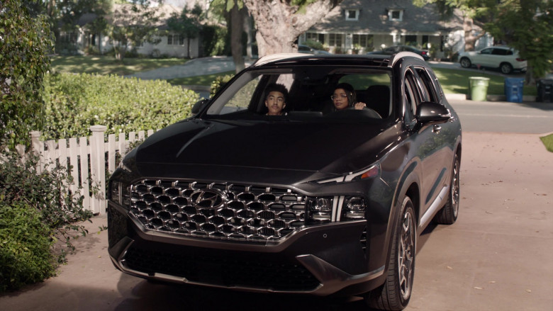 Hyundai Santa Fe Car in Black-ish S07E20 TV Show 2021 (2)