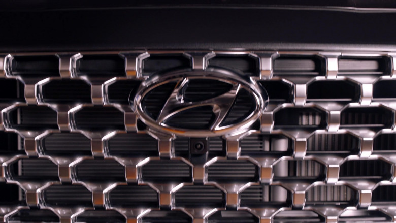 Hyundai Santa Fe Car in Black-ish S07E20 TV Show 2021 (3)
