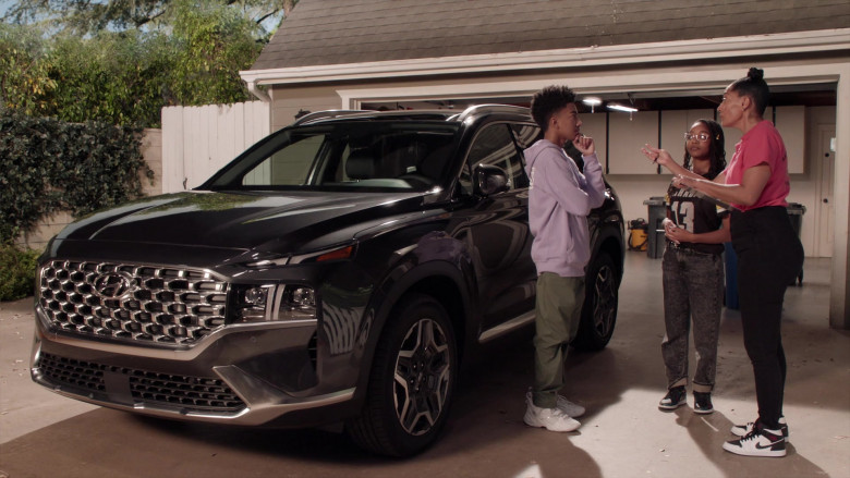 Hyundai Santa Fe Car in Black-ish S07E20 TV Show 2021 (4)