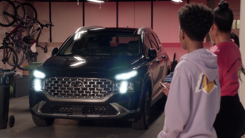 Hyundai Santa Fe Car in Black-ish S07E20 TV Show 2021 (6)