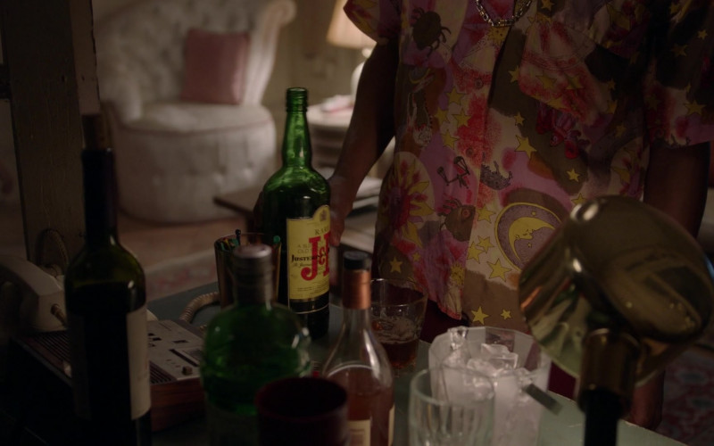 J&B Scotch Whisky in Pose S03E01 On the Run (2021)