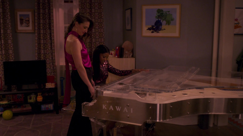 Kawai Grand Piano in Girls5eva S01E02 (3)