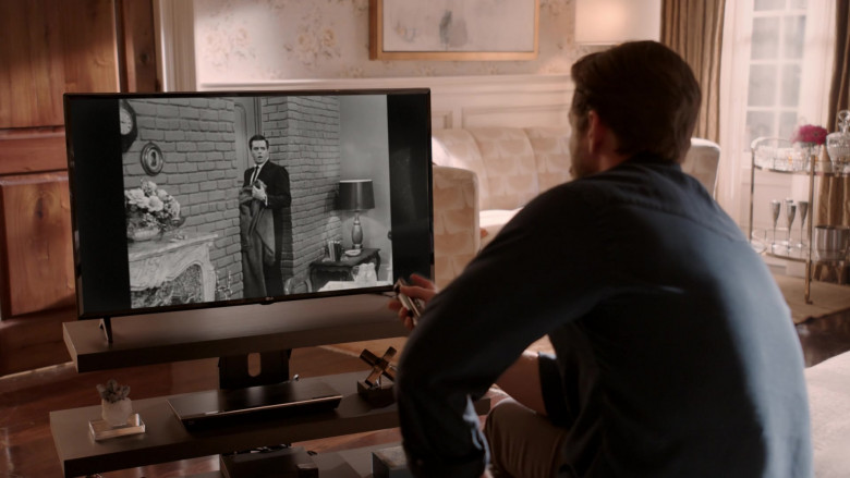 LG Television in Dynasty S04E04 (2)