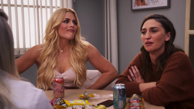 LaCroix Sparkling Water of Busy Philipps as Summer in Girls5eva S01E01 TV Show 2021 (1)