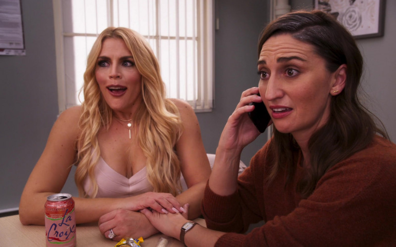 LaCroix Sparkling Water of Busy Philipps as Summer in Girls5eva S01E01 TV Show 2021 (3)