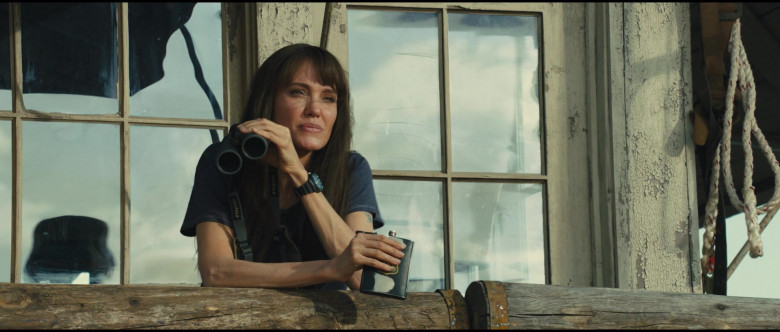 Leupold Binocular of Angelina Jolie as Hannah Faber in Those Who Wish Me Dead (1)