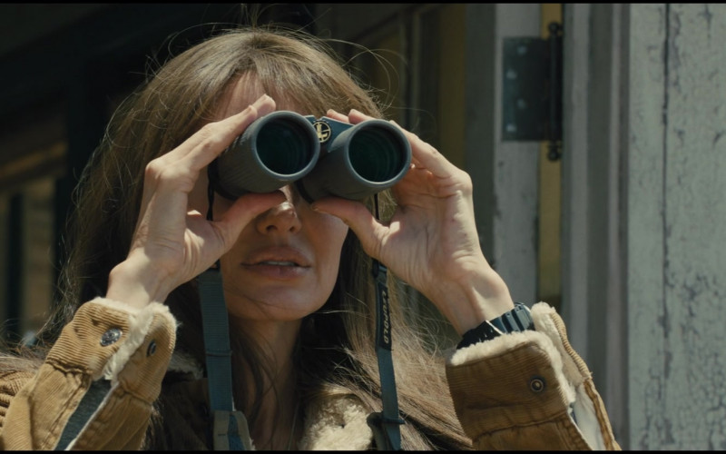 Leupold Binocular of Angelina Jolie as Hannah Faber in Those Who Wish Me Dead (2)