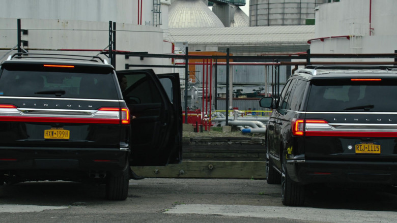 Lincoln Navigator Cars in Law & Order Organized Crime S01E07 Everybody Takes a Beating Sometime (2021)
