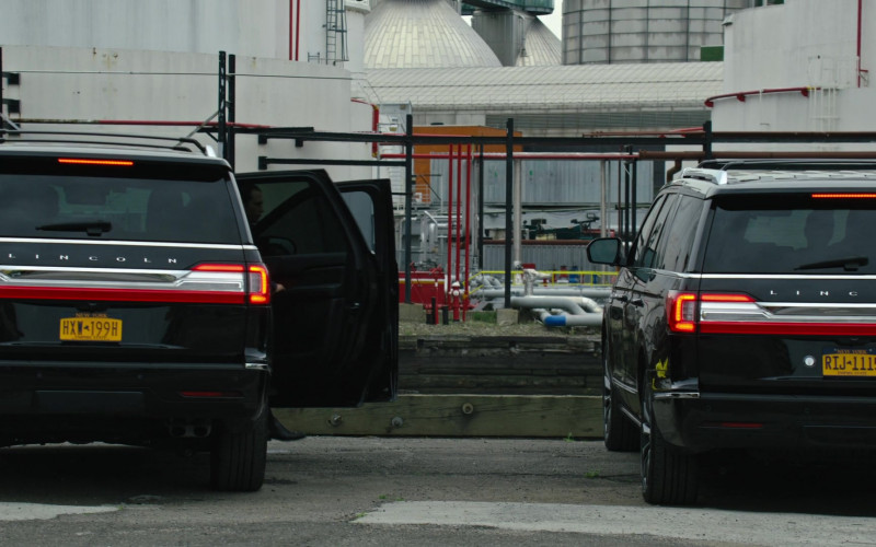 Lincoln Navigator Cars in Law & Order Organized Crime S01E07 Everybody Takes a Beating Sometime (2021)
