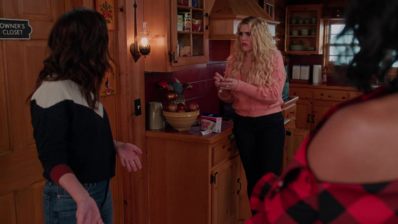 Lipton Tea and Chock full o'Nuts Coffee in Girls5eva S01E05 Catskills (2021)
