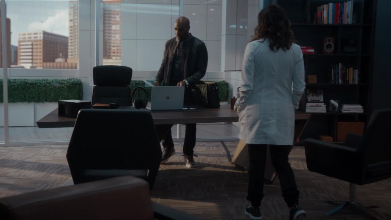 Microsoft Surface Laptop in The Resident S04E14 Past, Present, Future (2021)
