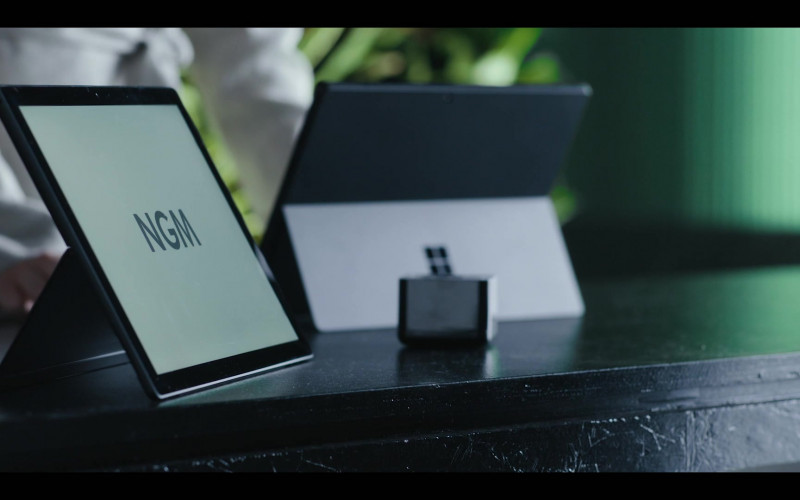 Microsoft Surface Tablet in The Girlfriend Experience S03E01 Mirrors (2021)