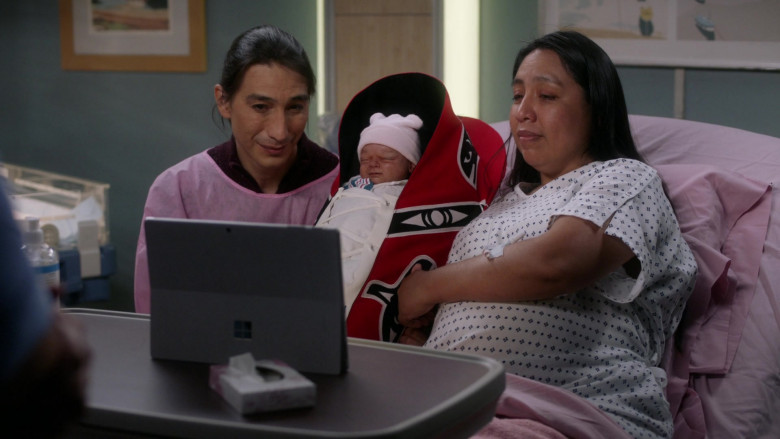 Microsoft Surface Tablets in Grey's Anatomy S17E15 Tradition (2)