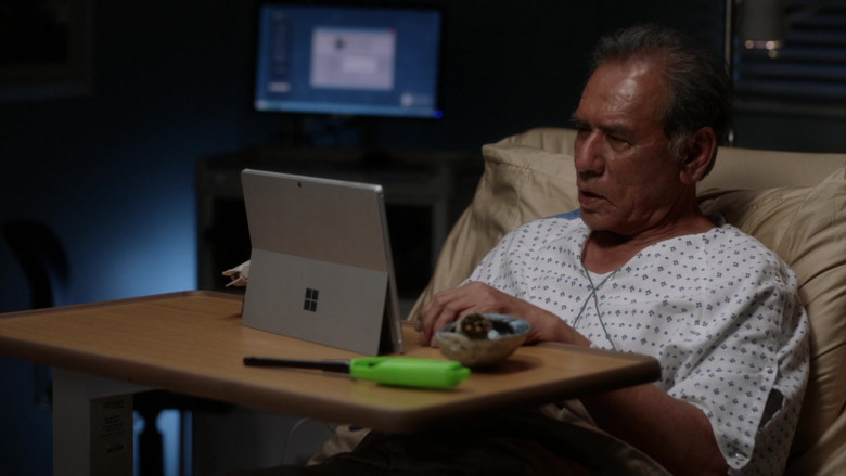Microsoft Surface Tablets in Grey's Anatomy S17E15 Tradition (3)