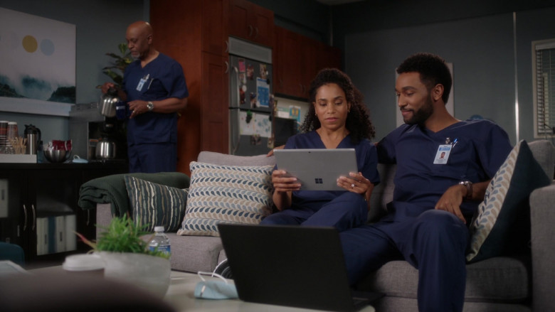 Microsoft Surface Tablets in Grey's Anatomy S17E16 I'm Still Standing (1)