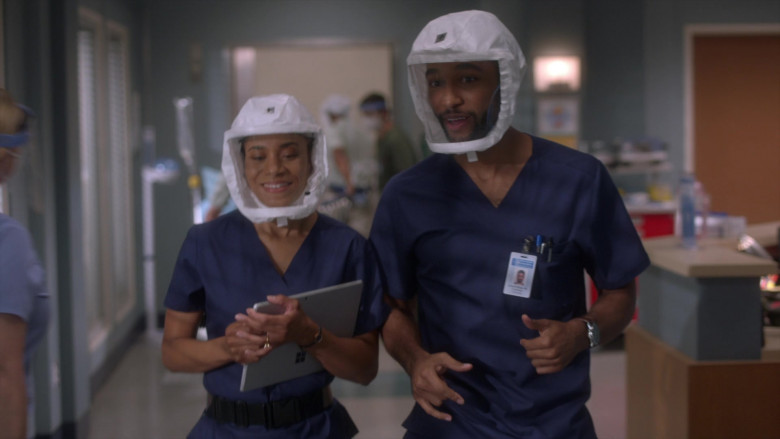 Microsoft Surface Tablets in Grey's Anatomy S17E16 I'm Still Standing (3)