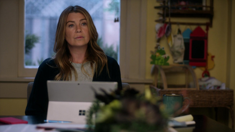 Microsoft Surface Tablets in Grey's Anatomy S17E16 I'm Still Standing (5)