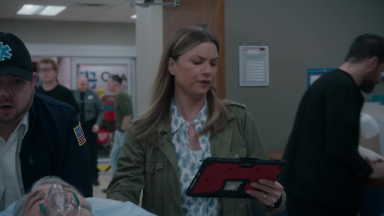 Microsoft Surface Tablets in The Resident S04E12 (2)