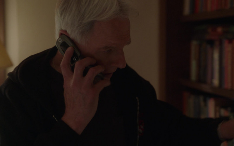 Motorola Mobile Phone of Mark Harmon as Leroy Jethro Gibbs in NCIS S18E14 Unseen Improvements (2021)