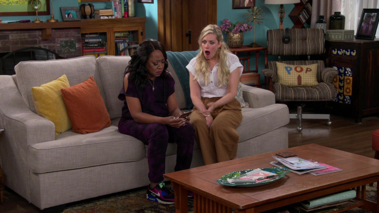 Nike Air Max 90 Sneakers of Tichina Arnold as Tina Butler in The Neighborhood S03E17 Welcome to the Invasion (2021)