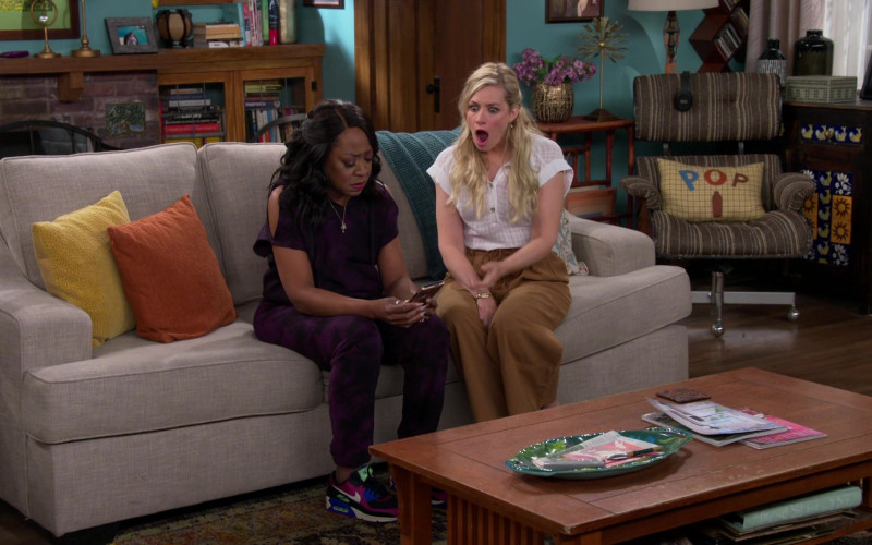 Nike Air Max 90 Sneakers of Tichina Arnold as Tina Butler in The Neighborhood S03E17 Welcome to the Invasion (2021)