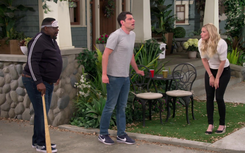 Nike Classic Cortez Blue Sneakers of Max Greenfield as Dave Johnson in The Neighborhood S03E18 Welcome to the Surprise (4)